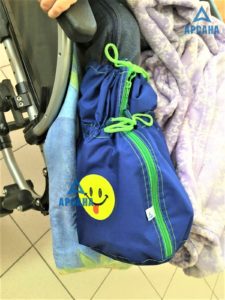 Легкий, с закрытой стопой, без резиновой подошвы.