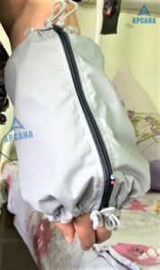 Легкий, с открытой кистью.