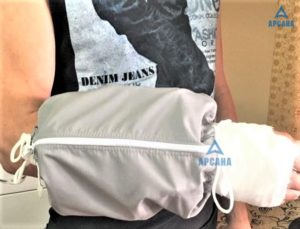 Легкий, с открытой кистью.