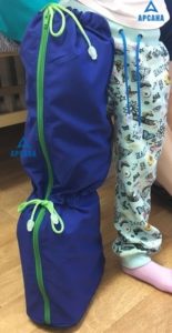 Легкий, с подошвой из резины, с регулировкой длины.