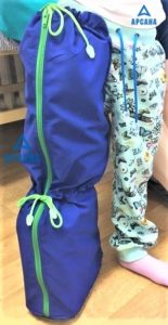 Легкий, с подошвой из резины, с регулировкой длины.