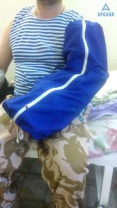 Легкий, с регулировкой длины, с открытой кистью.